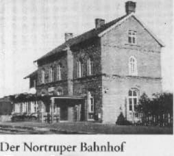 Historische Aufnahme des Nortruper Bahnhofs, darunter die Zeile „Der Nortruper Bahnhof“.