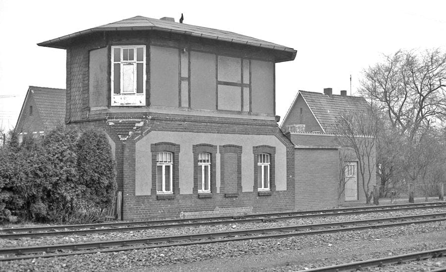 Schwarzweißaufnahme des Stellwerks an den Gleisen in Nortrup.