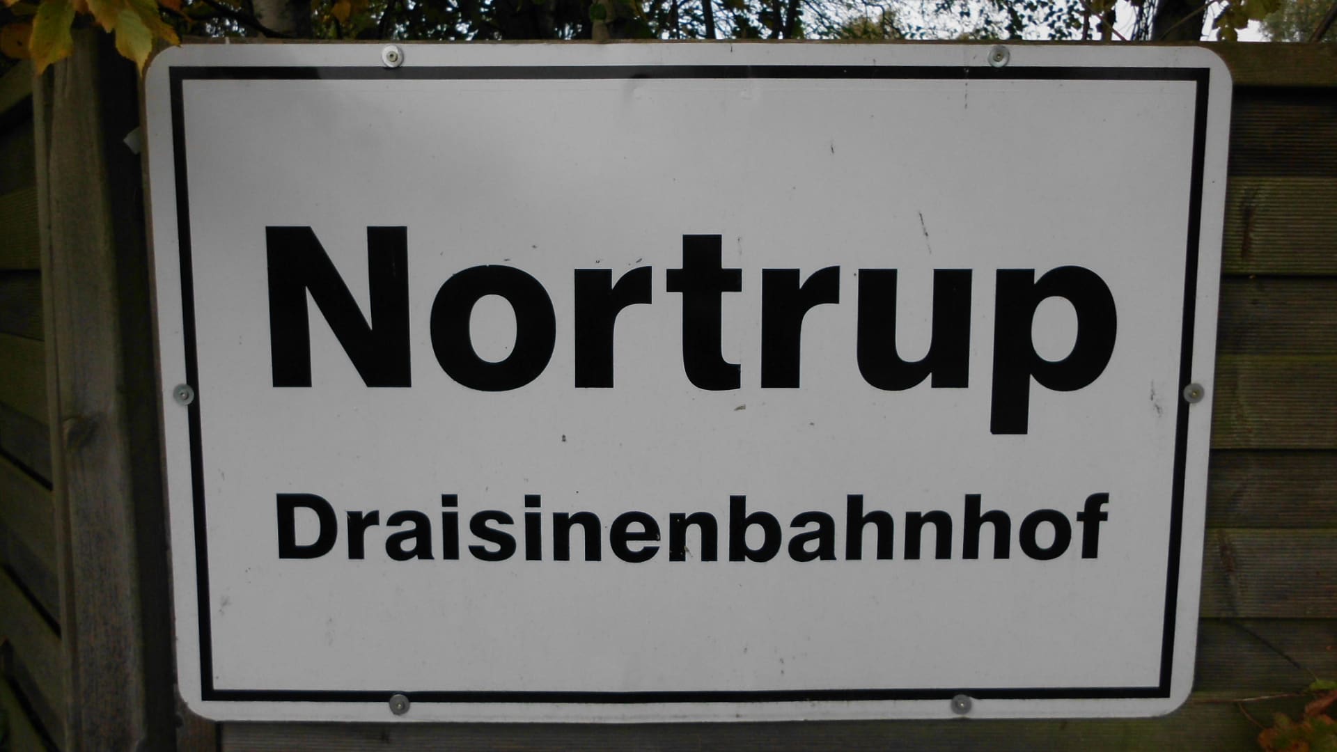 Schild „Nortrup Draisinenbahnhof“.