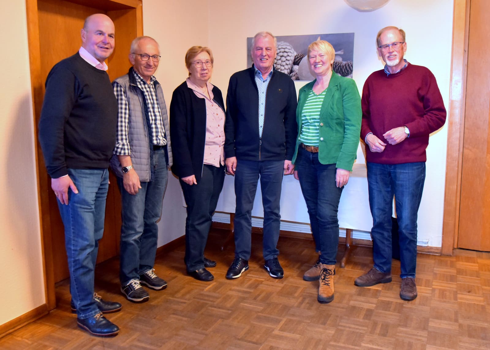 Sechs Mitglieder des Vorstands stehen nebeneinander in einem Saal.