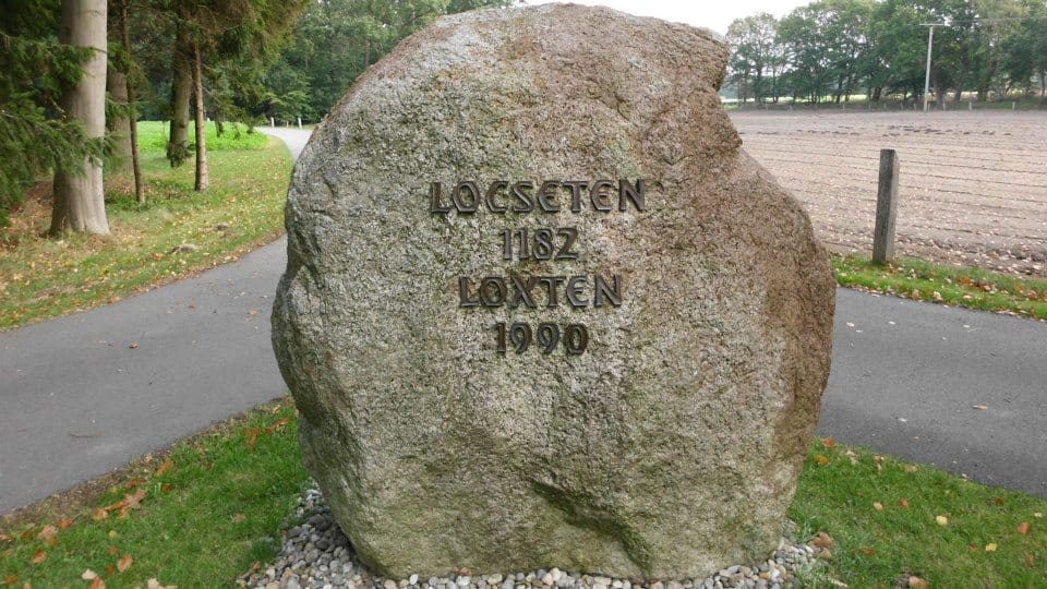 Findling mit der Inschrift „Locseten 1182 Loxten 1990“.