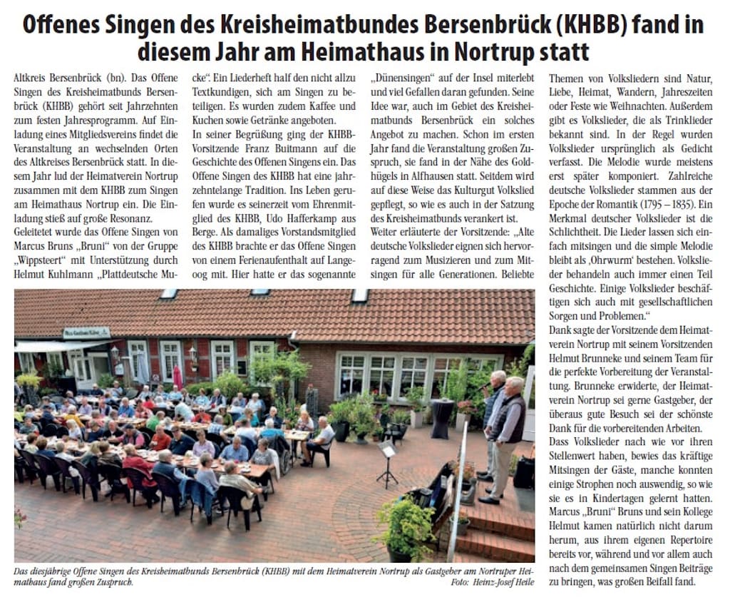 Zeitungsbericht über das Offene Singen des Kreisheimatbundes in Nortrup mit Foto der Besucher am Heimathaus.