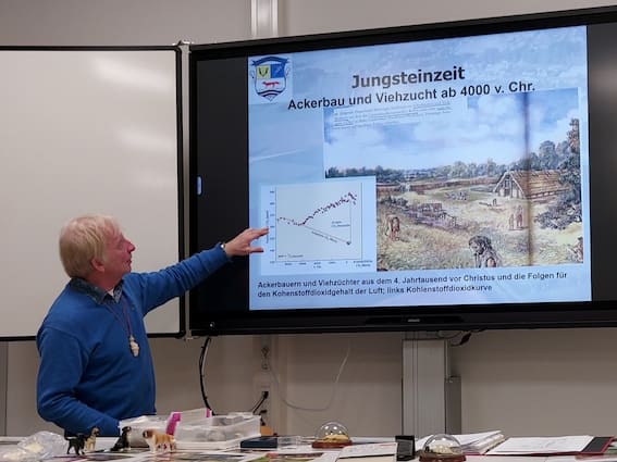 Der Referent zeigt beim Vortrag auf eine Folie zur Jungsteinzeit.
